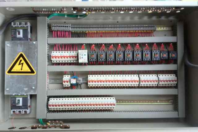 طراحي و ساخت انواع تابلوي برق صنعتي در شيراز