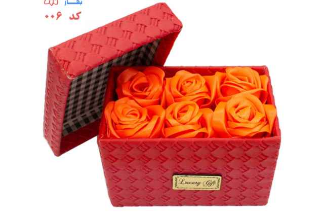 جعبه سورپرايز چرمي قرمز با گل هاي نارنجي - كد 006